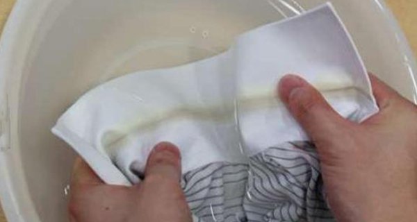 Mẹo pha chế dung dịch giúp làm sạch cổ áo sơ mi