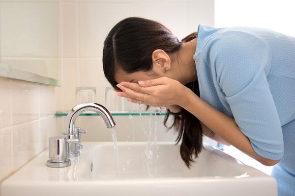 Dùng nước ở nhiệt độ nào để rửa mặt tốt hơn cho làn da?
